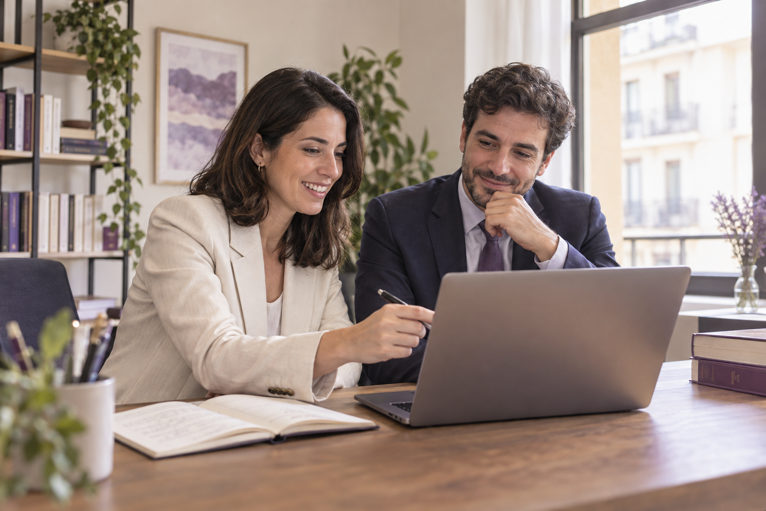 Escena ilustrativa de despacho de abogados preparando contenidos para comunicar su trabajo