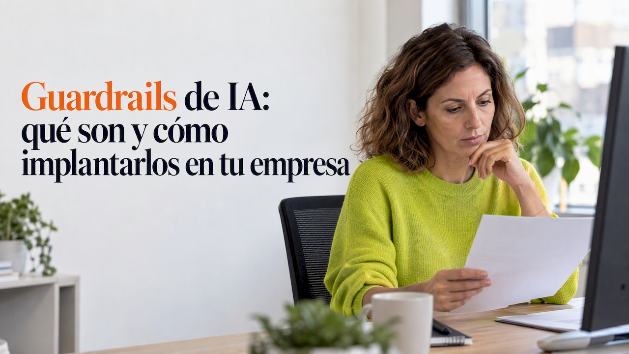 Profesional revisando documentación en una mesa de trabajo