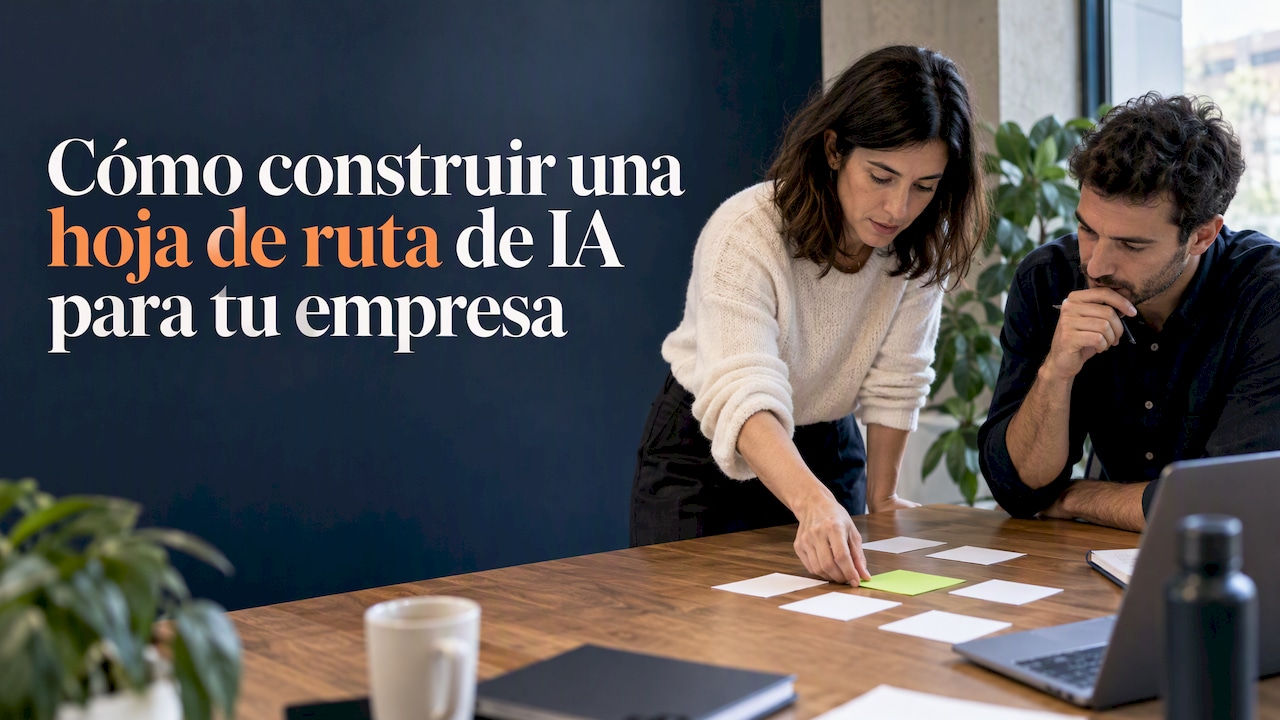 Dos profesionales priorizando iniciativas sobre una mesa con notas